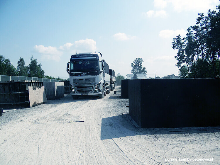 Transport szamb betonowych  w Polanowie